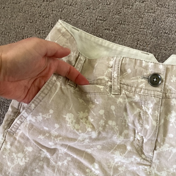 LOFT beige floral linen blend shorts, size 4. - Picture 3 of 7